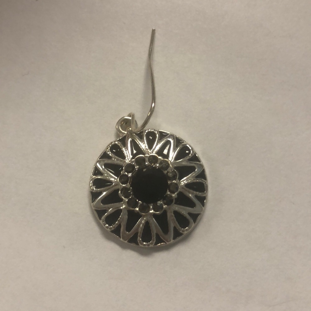 Black and silver earrings - Picture 4 of 4